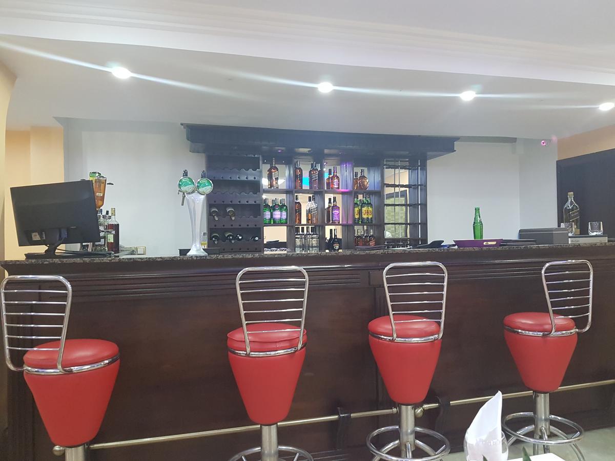 Mbayaville Hotel Douala Esterno foto