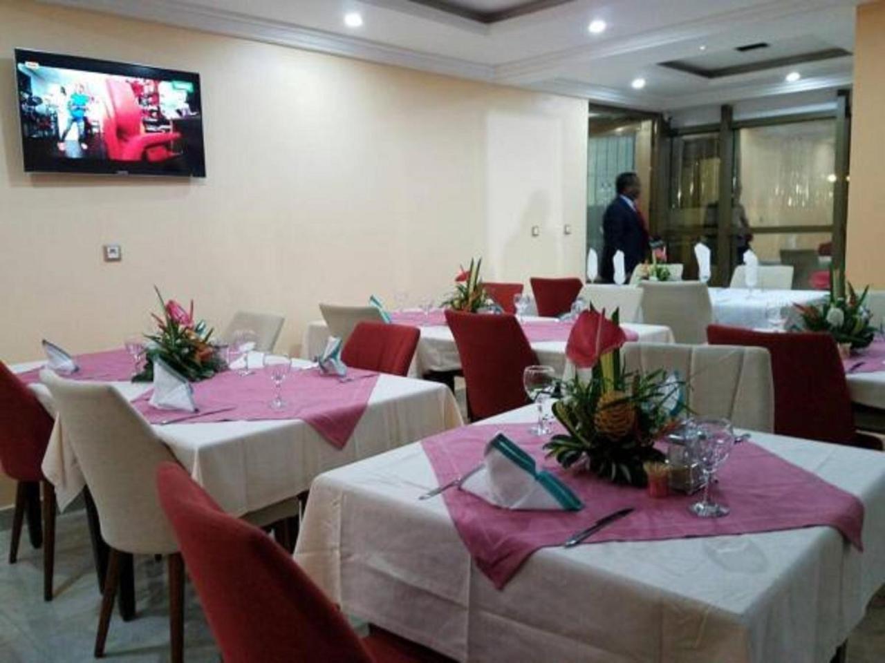 Mbayaville Hotel Douala Esterno foto